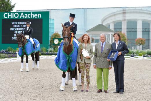 Foto: Helen Langehanenberg mit Damon Hill NRW. Der Siegerin gratulieren Marina und Toni Meggle. - Fotograf: Karl-Heinz Frieler 
