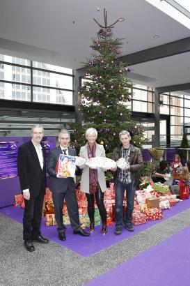 Foto: Frankfurts Oberbürgermeister Peter Feldmann und Veranstalterin Ann Kathrin Linsenhoff (mitte). Linsenhoff konnte mit dem Schirmherrn der Weihnachtsgeschenk-Aktion beim Festhallen Reitturnier gleich mehrere hundert Weihnachtspäckchen an die Vertreter der Kinderwerkstatt Bockenheim übergeben. - Fotograf: Thomas Hellmann