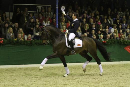 Foto: Fidertanz mit Antonio do Vale bei der Böckmann-Hengstschau in Vechta - Fotograf: Ulrike Beelitz 