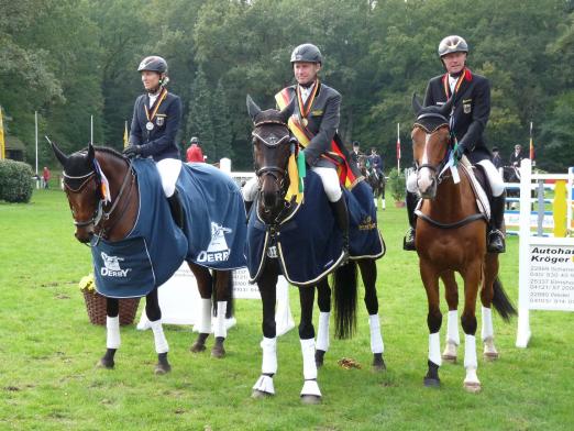 Foto: Ingrid Klimke, Andreas Dibowski und Peter Thomsen (v.l.), sowie vom neuen Deutschen Meister Andreas Dibowski mit Butts Leon - Fotograf: ESRV