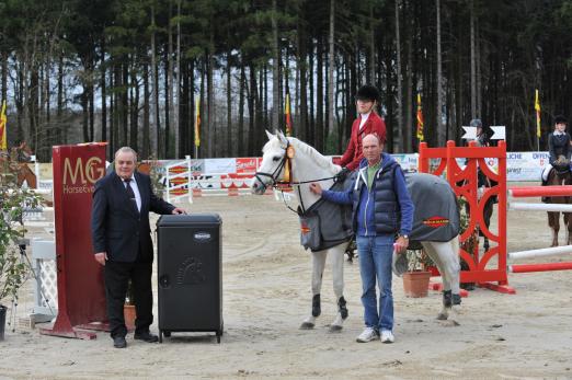 Foto: Stefanie Schläper mit Tequila Sunrise. Die Siegerin erhielt eine Böckmann-Sattelkiste als Ehrenpreis, die Gilbert Böckmann (re.) überreichte. Links Richter Günter Hegeler - Fotograf: MG Horse Events
