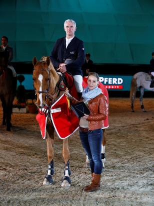 Foto: Roger Yves Bost mit Castle Forbes Cosma. Es gratuliert Ulrike Steeb (EN GARDE Marketing). - Fotograf: Thomas Hellmann 