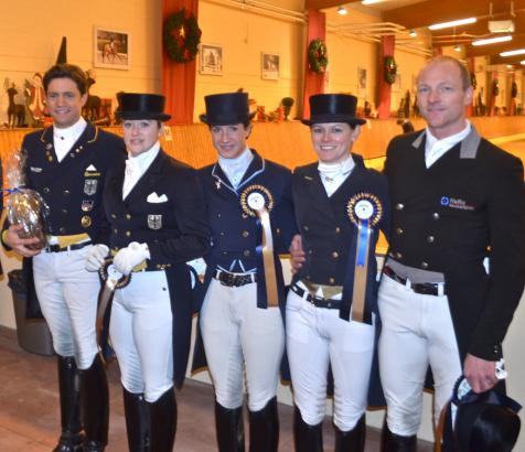 Foto: Sieger und Platzierten der Intermediaire II. V.l. Christoph Koschel, Ellen Schulten-Baumer, Johanna von Fircks, Senta Kirchhoff & Jürgen Höfler. - Fotograf: ADC