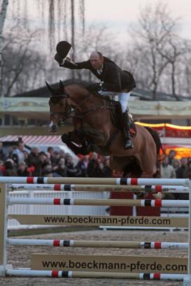 Foto: Gilbert Böckmann mit dem zehn Jahre alten Oldenburger Hengst Check In bei der Hengstschau - Fotograf: Jenny Abrahamsson