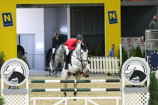 Foto: Das niederösterreichische Dream Team Nina Brand und Calme P hat sich mit einer fehlerfreien Runde und Platz 12 bereits aufgewärmt - Fotograf: Krisztian Buthi