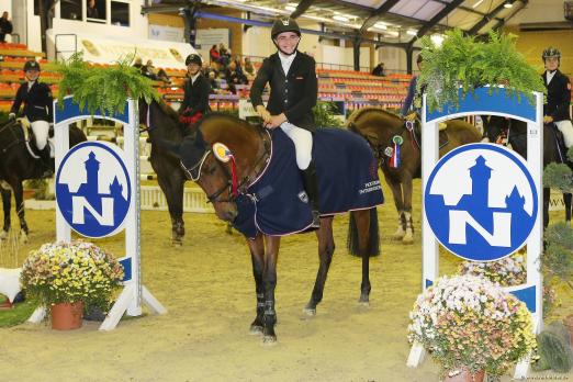 Foto: Gerome Grafe mit Bartez, Sieger der Ponyprüfung - Fotograf: Christian Beeck 