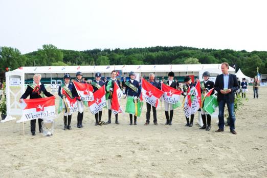 Foto: Sieger-Team im LVM Masters der Landesverbände bei den Future Champions 2013. V.l. Mannschaftsführerin Christa Middendorf, die Reiter des Teams (Joline Thüning, Antonia Sturm, Mandy Julia Mansmann, Katharina Hemmer, Evelyn Beyer, Andrea Hoppe, Marius Brinkmann und Laureen Budde) und Gerrit Igelbrink von der LVM Versicherung - Fotograf: Mark Große Feldhaus