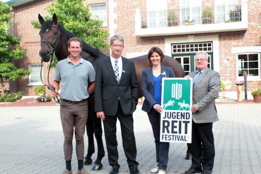 Foto: „OLB-Trainingstag“ Sie machen ein weiteres Highlight des OLB Jugend-Reitfestivals möglich: (v. l.): Hendrik Sosath, Kai-Uwe Seegers, Wiebke Martens und Bernd Menke - Fotograf: Diers