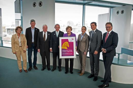 Foto: von rechts: Frank Kemperman (Vorstandsvorsitzender ALRV), Michael Mronz (Geschäftsführer Aachener Reitturnier GmbH), Isabell Werth (Dressurreiterin), Bundeskanzlerin Dr. Angela Merkel, Carl Meulenbergh (Präsident ALRV), Breido Graf zu Rantzau (Präsident der Deutschen Reiterlichen Vereinigung FN), Ludger Beerbaum (Springreiter) und Helen Rombach-Schwartz (Vorstandsmitglied ALRV) - Fotograf: Bundesregierung/Guido Bergmann