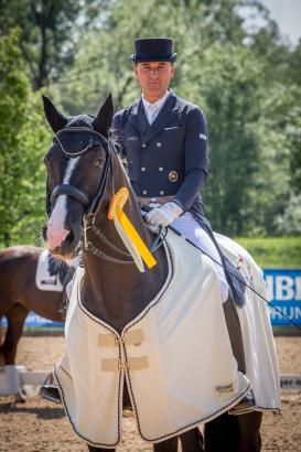 Foto: Rudolf Widmann mit Sir Simon bei der Siegerehrung in Moosburg - Fotograf: huber-foto.de