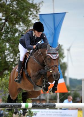 Foto: Hohenloher ReitEvent - Siegerin zwei Sterne Katja Bruehl - Fotograf: Fotoagentur Dill 