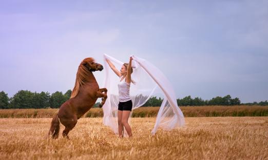Foto: Maja Hegge und ihr Mini-Shetlandpony Gijs haben eine Menge toller Tricks drauf, die sie bei der Baltic Horse Show zeigen - Fotograf: Manuel Schmidt