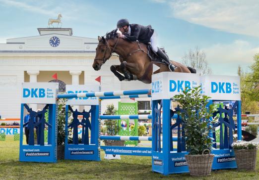 Foto: Zum zweiten Mal seit 2015 im Großen Preis der Deutschen Kreditbank AG erfolgreich: Michael Kölz und Cellato - Fotograf: Th. Hellmann