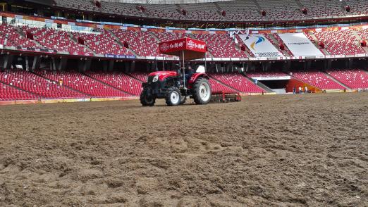 Foto: Vorbereitung der Trainingsfläche im Bird's Nest - Fotograf: Longines Equestrian Beijing Masters