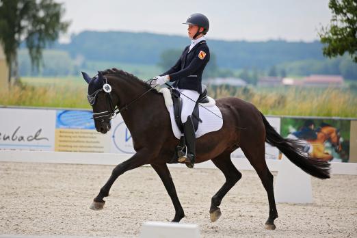 Foto: Siegerin Pony FEI Einzel Pauline Kelly auf Consoldia - Fotograf: Silke Klewitz-Seemann/Fotoagentur Dill