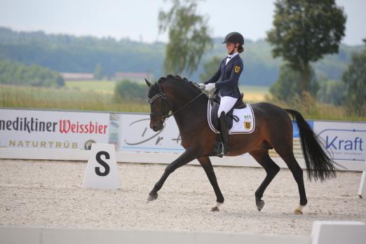 Foto: Siegerin FEI Mannschaft Marlene Maria Binder auf DSP De Long - Fotograf: Fotoagentur Dill