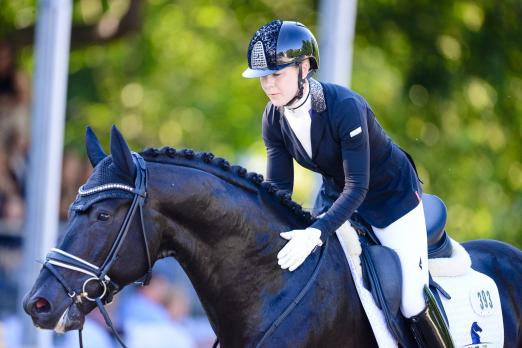Foto: Maddox Mart brillierte unter Jessica Lynn Thomas vor allem im Galopp vor Wiesbadens Schloss - Fotograf: TomsPic.de