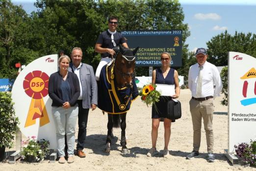 Foto: Landeschampion 2022 der 4j. Springpferde Zanetti v. Zacharov (Capello's Boy) / Concetto; Züchter: Verena Karle Costa; Reiter: Ricardo Benzinho Karle Costa - Fotograf: Doris Matthaes 