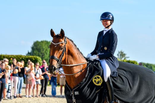 Foto: Johanna Waterhues wurde beim Dressurfestival Hof Norwegen mit dem Goldenen Reitabzeichen ausgezeichnet - Fotograf: RathmannVerlag/Malina Blunck