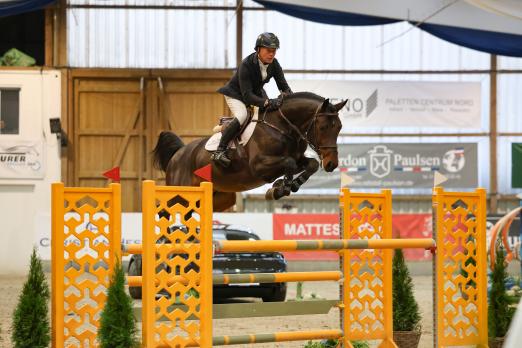 Foto: Ein gern gesehenes Paar in bei NORDIC JUMPING events in Negernbötel: der schwedische Olympiareiter Rolf-Göran Bengtsson und der Holsteiner Verbandshengst Charaktervoll HV - Fotograf: Photo Rocket