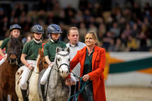 Foto: Das Team des Forsthauses Tiergarten stellte vor einigen Jahren beim Trakehner Hengstmarkt ein beeindruckendes Schaubild mit Dorothee Schneider vor. Die Spitzenreiterin begann wie viele andere Kinder das Reiten im Ponysattel - Fotograf: Stefan Lafrentz