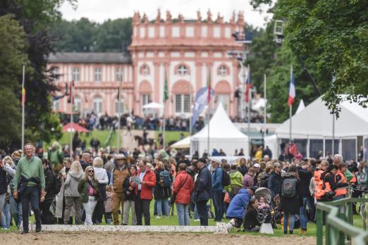 Foto: Schlosskulisse, Volksfest, Pferdesport – das LONGINES Pfingstturnier geht los - Fotograf: www.tomspic.de