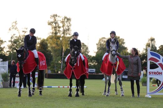 Foto: Die drei Siegerinnen im Hunter Cup-Finale in Bad Segeberg (v.l.): Judith Lüchau, Annika Hansen und Jana Christen - Fotograf: RathmannVerlag/Malina Blunck