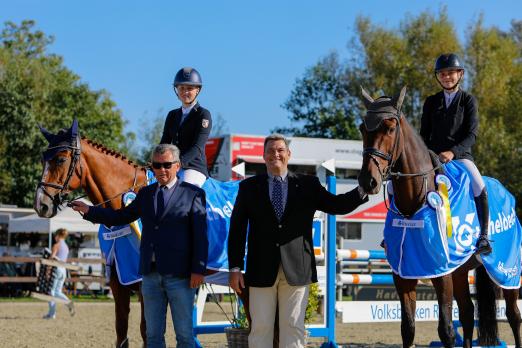 Foto: Hauptsponsor Alexander Kuschel (r.) und Richter Detlef Peper gratulierten den Siegerinnen der beiden Abteilungen der Qualifikationsetappe des Kuschel Cups in Havekost. Svea Wagner (l.) und Leni Hansen hatten beide ihre Abteilungen mit der Traumnote 9,0 gewonnen - Fotograf: RathmannVerlag/Tina Siebenhaar