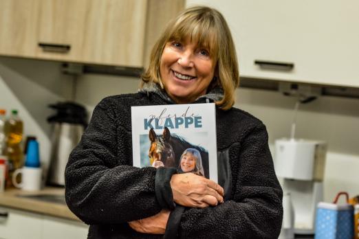 Foto: Petra Teegen hilft seit mittlerweile elf Jahren als Gründerin des Vereins Pferdeklappe/Notbox e.V. Pferden und Menschen in Not - Fotograf: RathmannVerlag/Malina Blunck