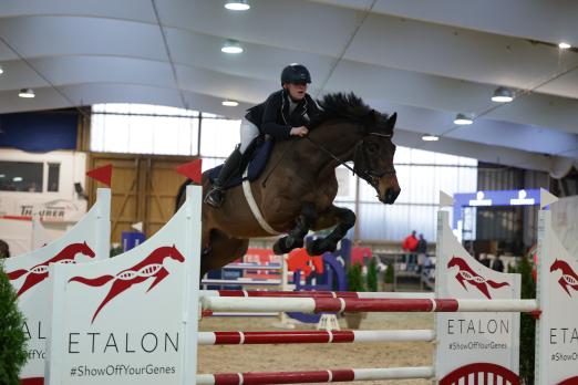 Foto: Von Krumstedt nach Negernbötel - Die 17-jährige Nachwuchsreiterin Pia Sophie Haensel sicherte sich mit dem Holsteiner Wallach Lord Jumpleroy den ersten Platz im Prestige YOUTH CUP bei den NORDIC JUMPING events - Fotograf: Photo Rocket