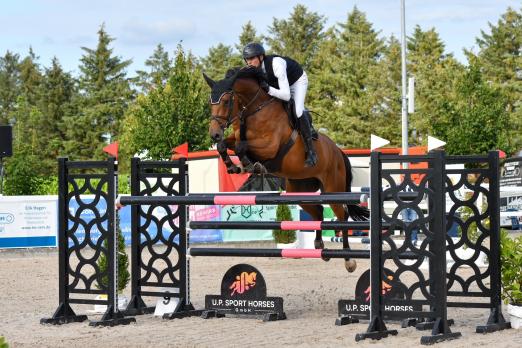 Foto: Tjade Carstensen, Finalgewinner des diesjährigen U25 Springpokals in Aachen, hat bei den Ladelunder Springtagen vor einigen Jahren eines seiner ersten schweren Springen gewinnen können - Fotograf: RathmannVerlag/Malina Blunck
