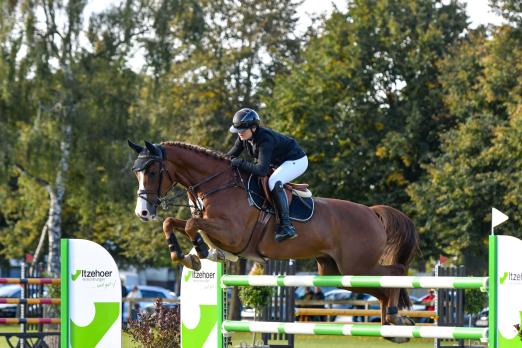 Foto: Siegerin im Großen Preis 2024 wurde Linn Hamann mit ihrem bewährten Cool Fox. In der Meisterschaftswertung gewann sie Silber - Fotograf: Photo Rocket)