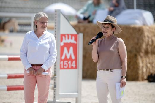 Foto: Staatssekretärin Sabine Kurtz (MdL) begrüßt die Besucher des Kindertages - Fotograf: Tom’s Pic