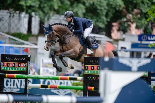 Foto: Michael ‚Michi‘ Jung, 42 – viermaliger Olympiasieger und sechsmaliger Wiesbaden-Sieger ist nach Dressur und Springen in Führung - Fotograf: www.tomspic.de