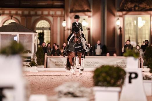 Foto: Jessica Neuhauser (SUI) erfüllt sich einen Traum und gewinnt mit Rockson die LONGINES Grand Prix Kür präsentiert von CDI4* am Sonntagabend - Fotograf: tomspic.de
