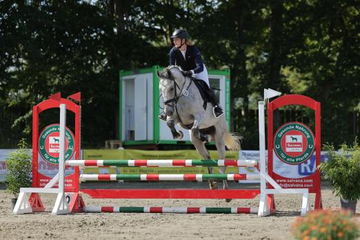Foto: Jana Christen und ihr Holsteiner Wallach Czinchento avancierten im Jahr 2024 zu den Siegern im großen Finale des SALVANA Hunter Cups powered by STRÖH - Fotograf: Photo Rocket