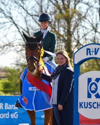Foto: Nina Hansen überbrachte im Namen der R+V-Generalvertretung Kuschel der strahlenden Siegerin Jolina-Zoé Wolters die Glückwünsche für Platz eins im Kuschel Cup bei den Kleinsolter Turniertagen - Fotograf: RathmannVerlag/Malina Blunck) 