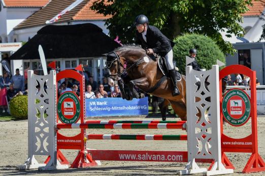 Foto: Den Sieg im SALVANA Hunter Cup powered by STRÖH sicherte sich bei der letzten Etappe vor dem großen Finale Olaf Petersen (Ostermooringer Reitverein e.V.) mit seiner Holsteiner Stute Calea - Fotograf: RathmannVerlag/Malina Blunck