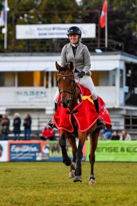 Foto: Wurden auf der Ehrenrunde auf dem Landesturnierplatz gebührend für ihren Erfolg im SALVANA Hunter Cup powered by STRÖH gefeiert: Carola Haßler und Heart of Candid - Fotograf: RathmannVerlag)