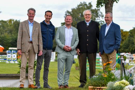 Foto: Aufstellung zum Gruppenfoto nach dem Empfang der Stadt Bad Segeberg und dem Kreis Segeberg anlässlich des Landesturniers: Landrat Jan Peter Schröder, PSH-Geschäftsführer Matthias Karstens, Bürgermeister Toni Köppen, der erste PSH-Vorsitzende Dieter Medow und sein Stellvertreter Kay Zobel (v.l.) - Fotograf: RathmannVerlag