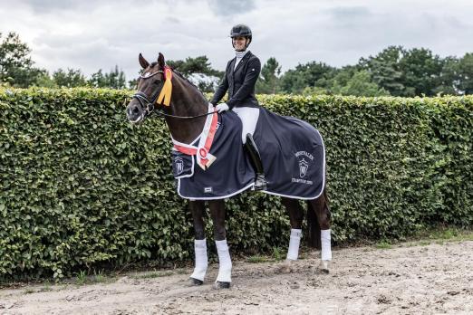 Foto: Westfalen-Champion der sechsjährigen Dressurpferde - Fotograf: Maikefotografie 