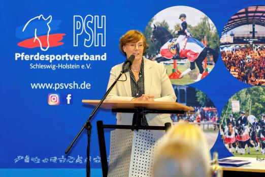 Foto: Einstimmig gewählt: Dr. Sabine Sütterlin-Waack ist die neue Vorsitzende des Pferdesportverbandes Schleswig-Holstein e.V - Fotograf: RathmannVerlag/Stefan Stuhr