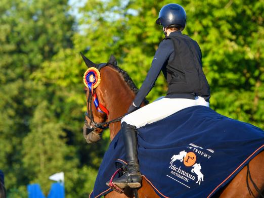 Foto: Im Vordergrund der Röschmann TEAM TROPHY steht der Teamgedanke, weshalb es für Kristin Röschmann, Inhaberin der Röschmann Landhandel GmbH, eine Herzensangelegenheit ist, diese Serie weiterzuführen - Fotograf: RathmannVerlag/Malina Blunck
