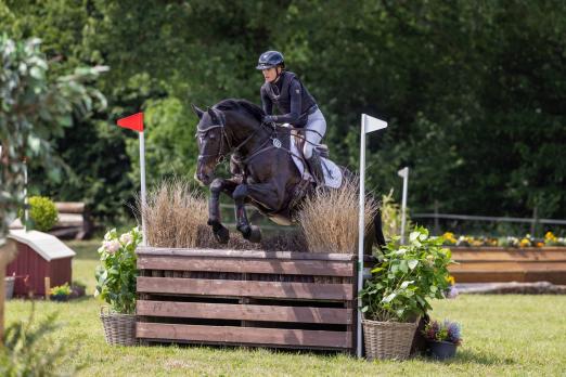 Foto: Anna Siemer brachte den Trakehner Hengst Sturmpfeil im Stil-Geländeritt der Klasse L an den Start und siegte mit der Top-Note 9,2 - Fotograf: Jan Frohne