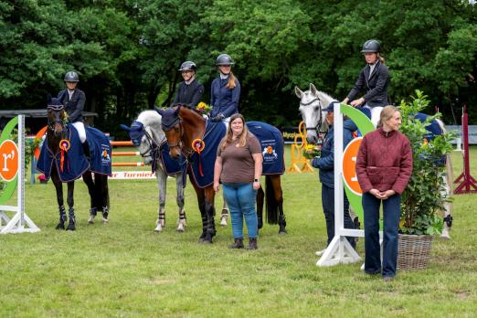 Foto: Große Freude bei der Siegermannschaft des Reitvereins Husberg: Vor heimischem Publikum gelang der dritte Triumph in Folge bei den Tasdorfer Turniertagen - Fotograf: Lena Magens