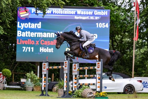 Foto: Sieger im Großen Preis von Tasdorf: Philipp Battermann-Voss (RFV Höllnhof e.V. Schülp) und der Holsteiner Hengst Lyotard - Fotograf: Photo Rocket