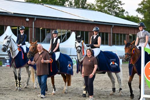 Foto: Große Freude beim Reit- und Fahrverein Nutteln: Gemeinsam mit Sponsorin Kristin Röschmann und Hartwig Taege feierte die Siegermannschaft ihren Erfolg bei der dritten Station der Röschmann TEAM TROPHY in Breitenburg - Fotograf: Lena Magens