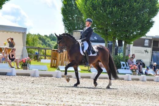 Foto: Platz eins für den Hausherrn Markus Waterhues und seinen Hannoveraner Hengst Duke of Happiness im Kurz Grand Prix - Fotograf: RathmannVerlag/Malina Blunck