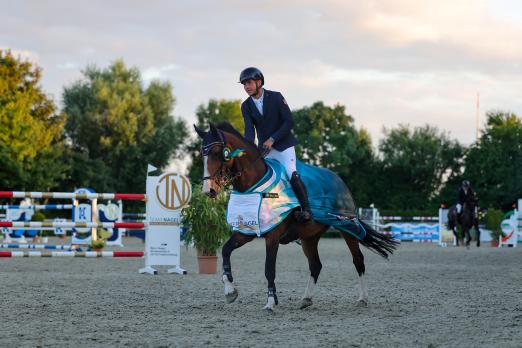 Foto: Thore Stieper und Criminal Blue bleiben auf Erfolgskurs: Das Erfolgsduo aus Hohenaspe gewann vergangene Woche bei den Ladelunder Springtagen und setzte seine Siegesserie nun mit einem weiteren Erfolg im S-Springen der Friedrichskoog Classics fort - Fotograf: Photo Rocket Foto: Thore Stieper und Criminal Blue bleiben auf Erfolgskurs: Das Erfolgsduo aus Hohenaspe gewann vergangene Woche bei den Ladelunder Springtagen und setzte seine Siegesserie nun mit einem weiteren Erfolg im S-Springen der Friedrichskoog Classics fort - Fotograf: Photo Rocket