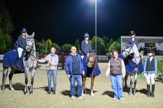 Foto: Kristin Röschmann und Hartwig Taege von der Röschmann Landhandel GmbH gratulieren den Reiterinnen des RuFV Nutteln u.U. e.V. zum Sieg und der Qualifikation für das große Finale anlässlich der VR CLASSICS in Neumünster - Fotograf: Lena Magens